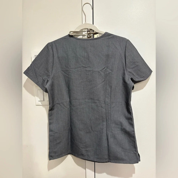 NWOT FIGS Scrub Top
Casma Three-Pocket Scrub Top
Color: Graphite - Picture 3 of 3